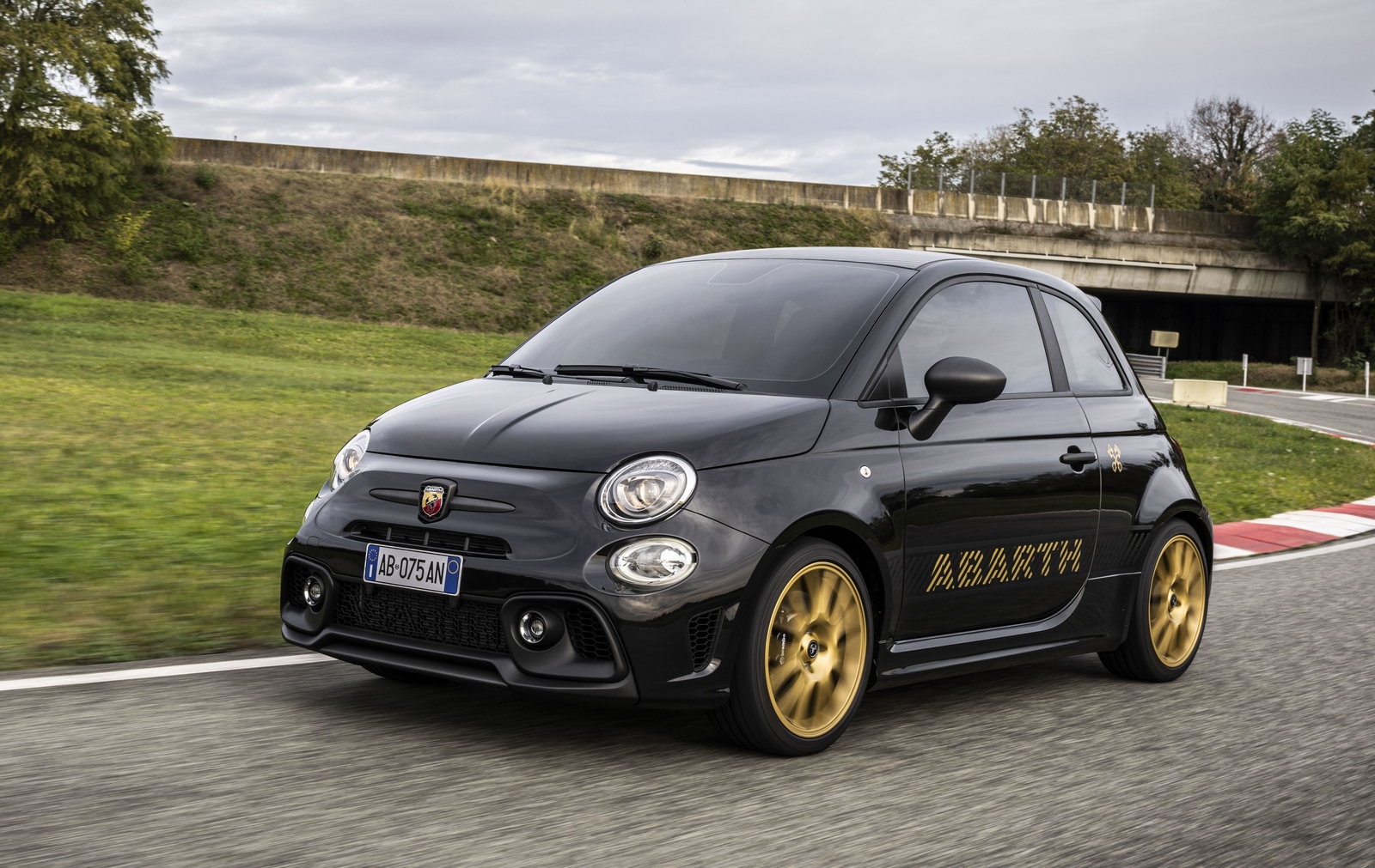 Abarth 695 75º Anniversario - front