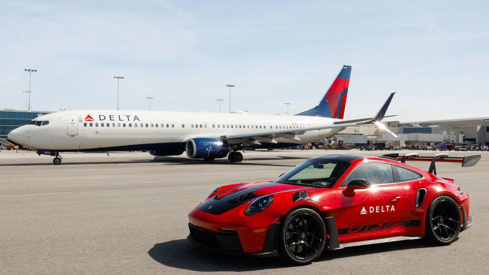 Porsche 911 GT3 RS in front of a Delta 737