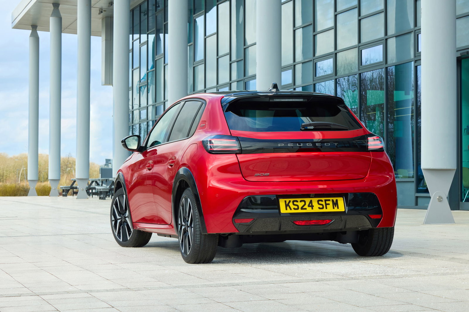 Peugeot 208 - rear, static