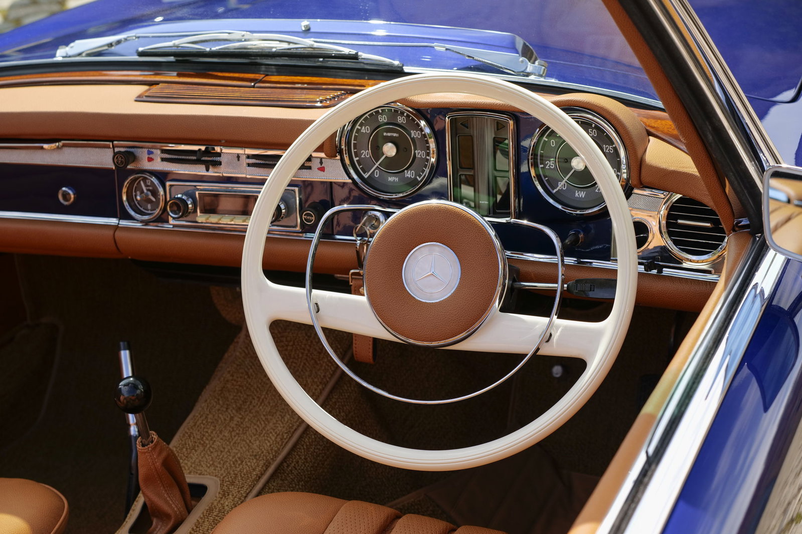 Everrati Mercedes W113 - interior