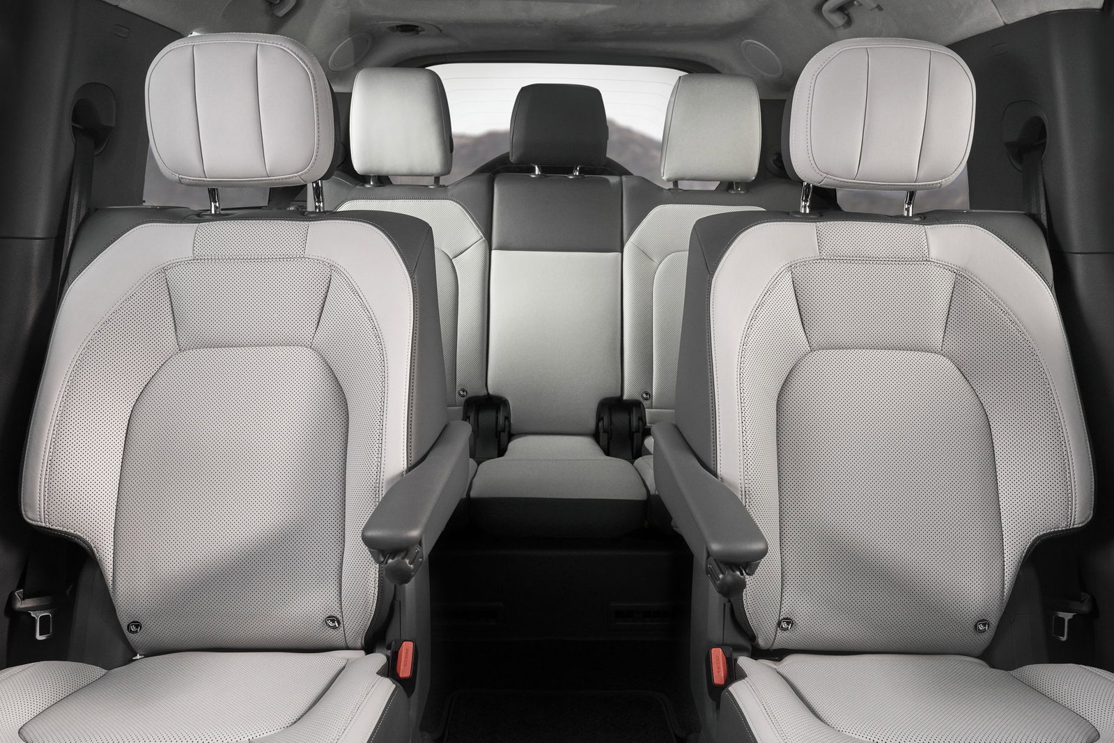 Land Rover Defender 130 - captain's chairs