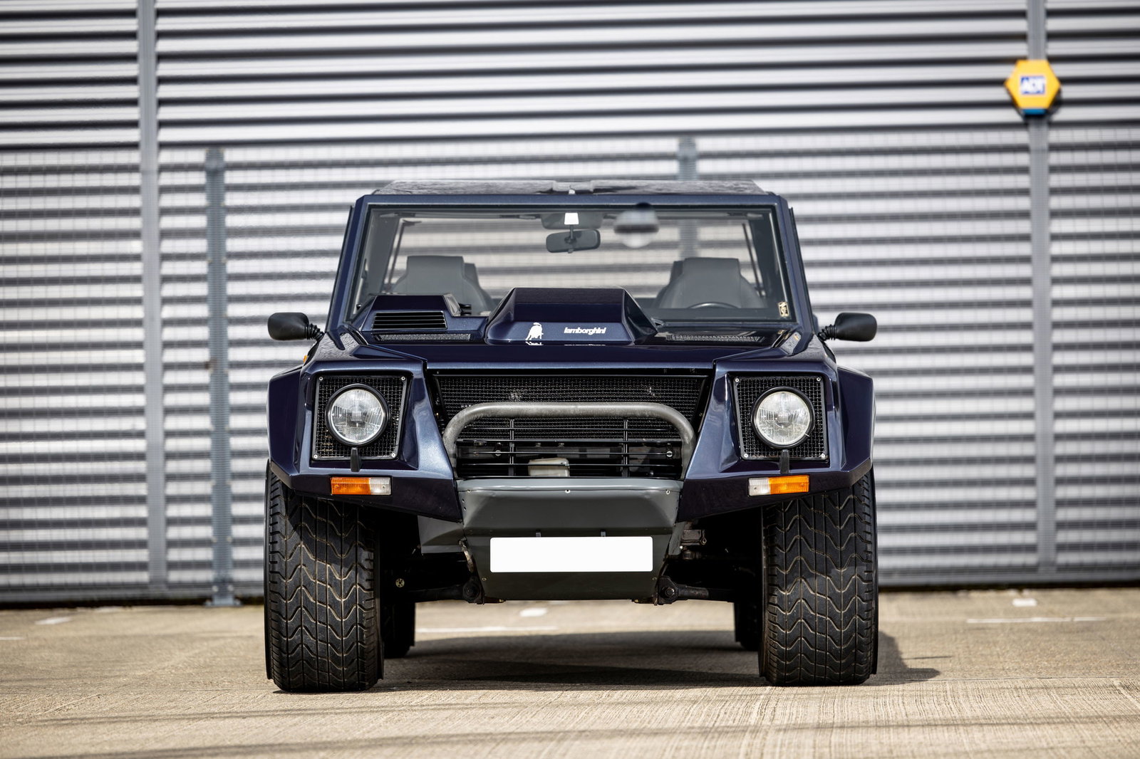 Lamborghini LM002 - front