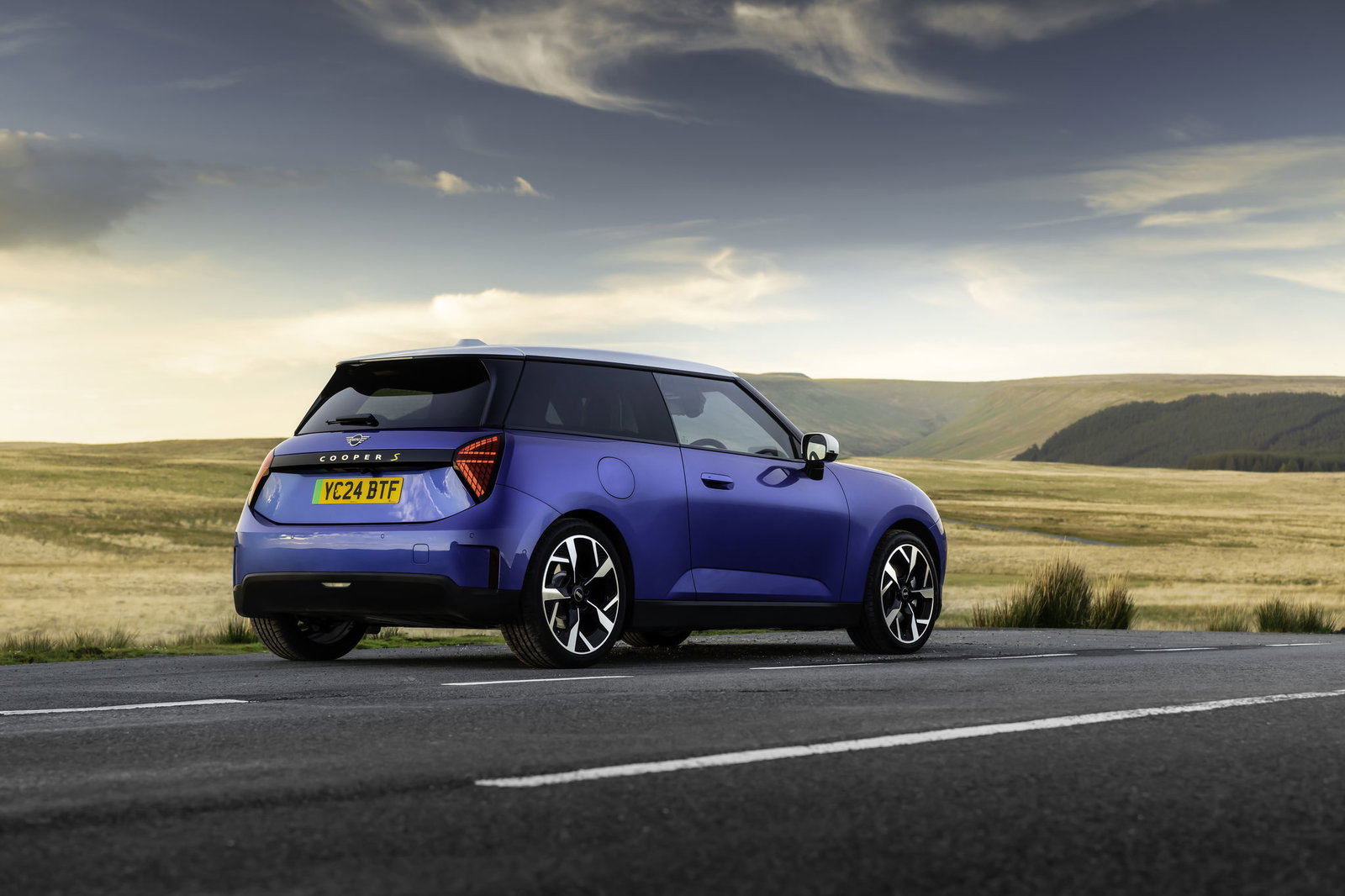 Mini Cooper SE - rear
