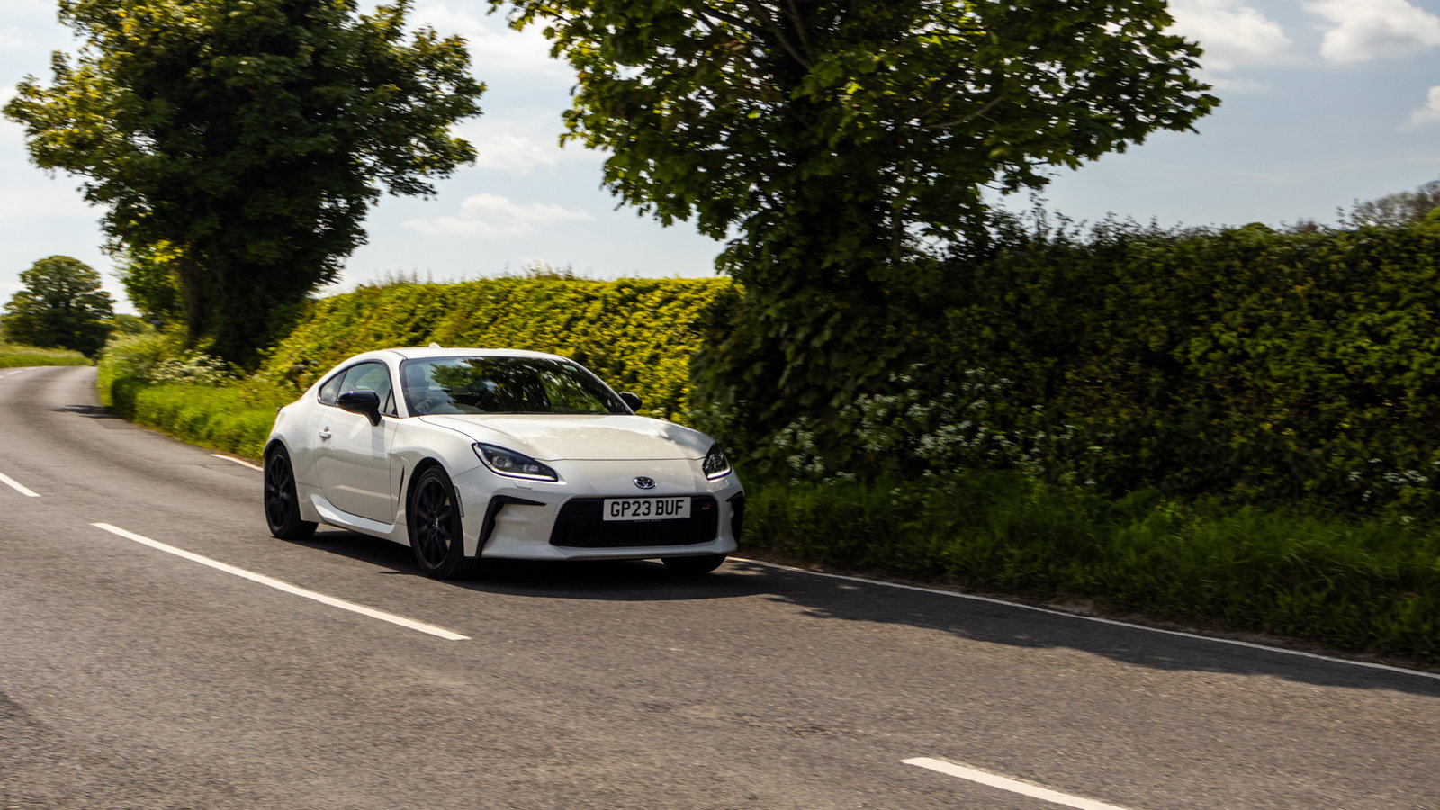 Toyota GR86, Pearl white, front 3/4 driving