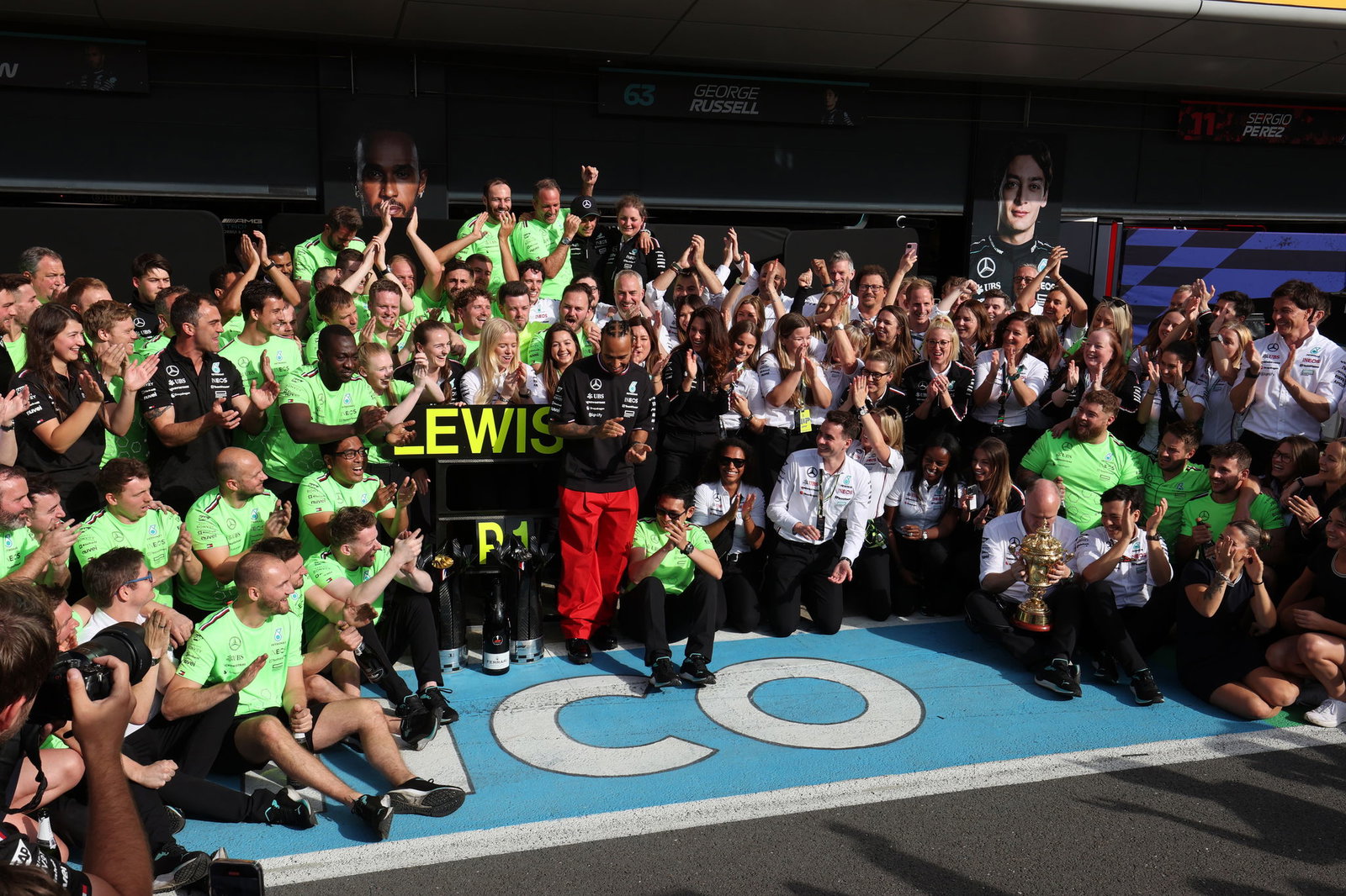 Mercedes gather for a post-race photo op. ©: Davenport / XPB Images