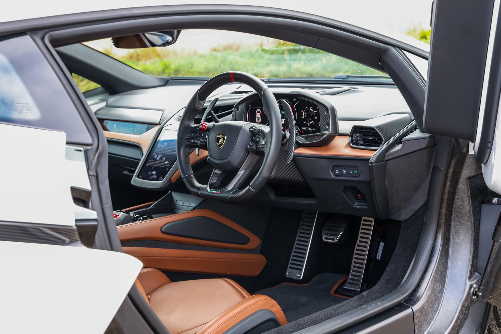 Lamborghini Revuelto - interior