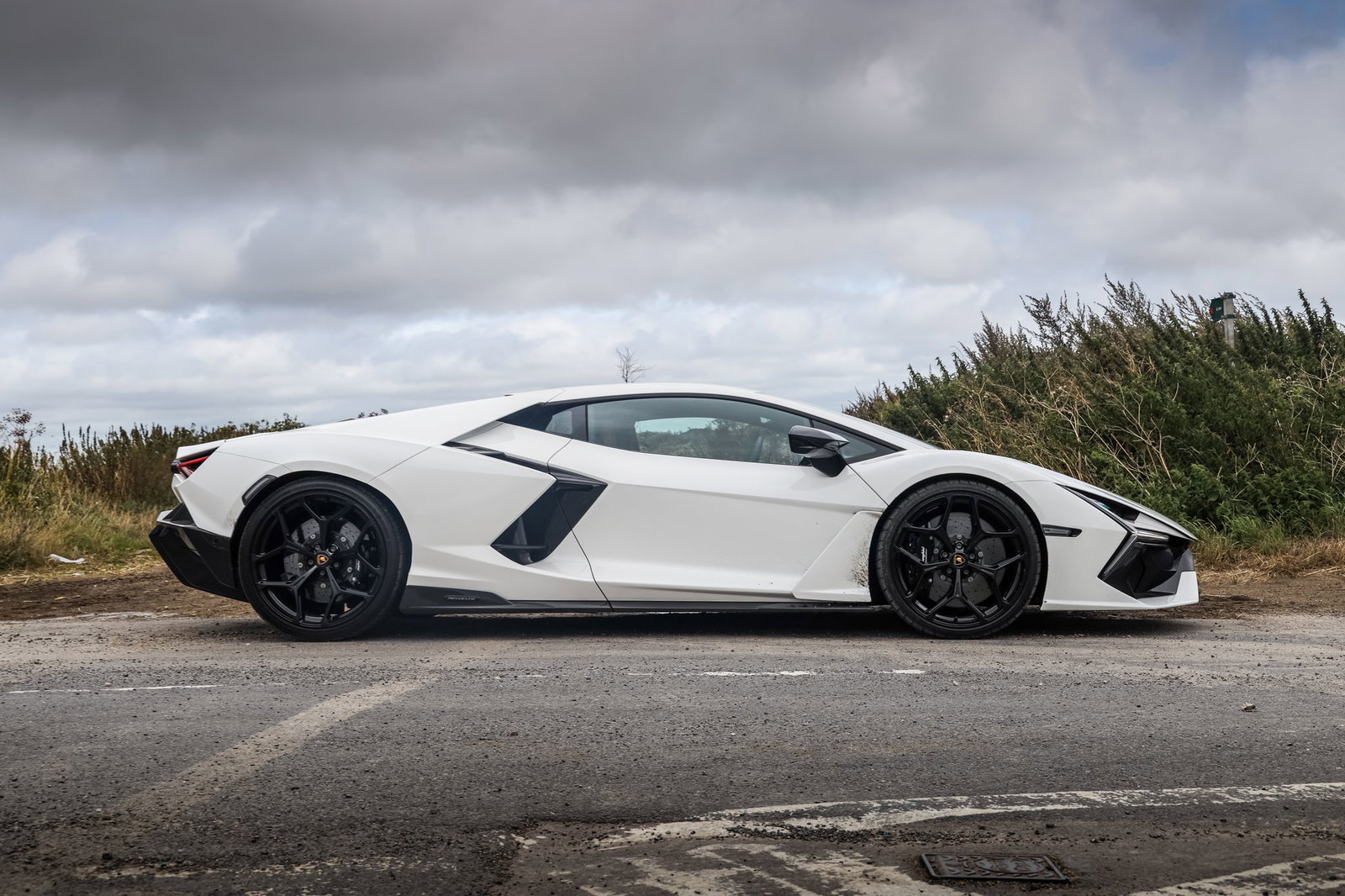 Lamborghini Revuelto - side