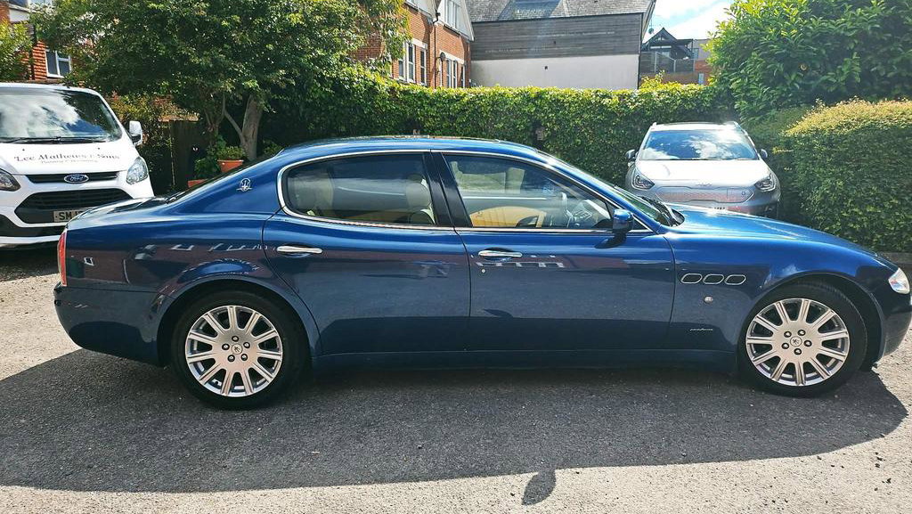 Maserati Quattroporte - side