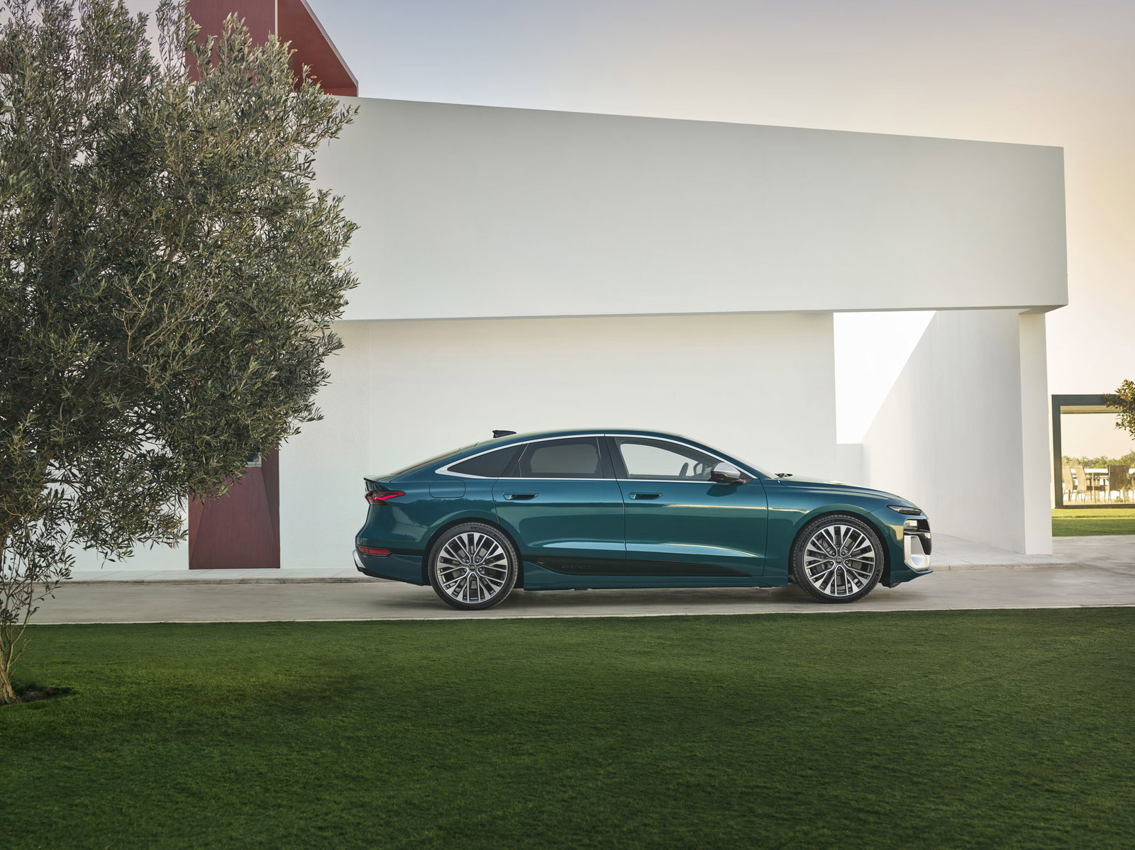 Audi S6 E-Tron Sportback - side