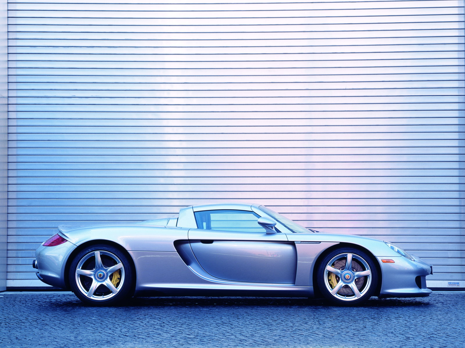 Porsche Carrera GT - side