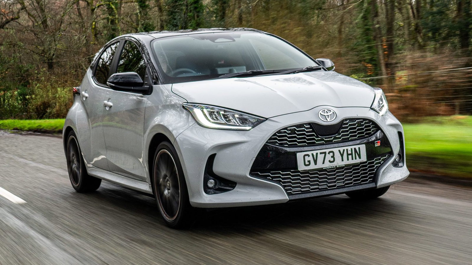 Toyota Yaris Hybrid - front