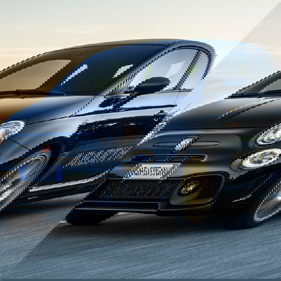 Abarth 695 Anniversario, front 3/4, driving