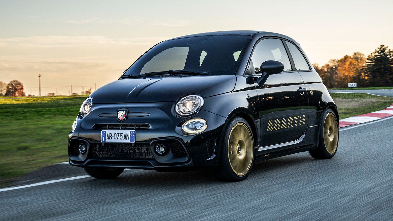 Abarth 695 Anniversario, front 3/4, driving
