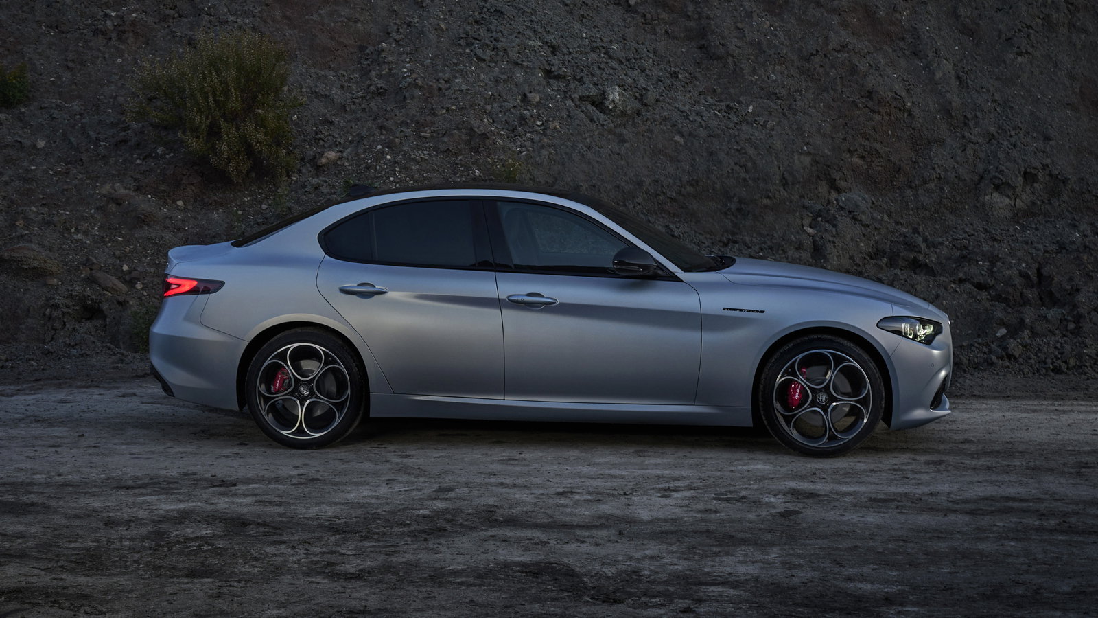 Alfa Romeo Giulia - side