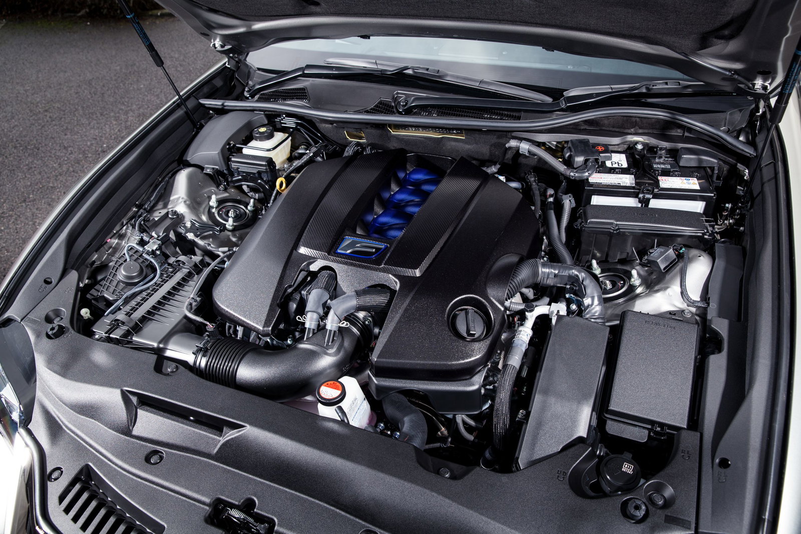 Lexus GS F - engine bay