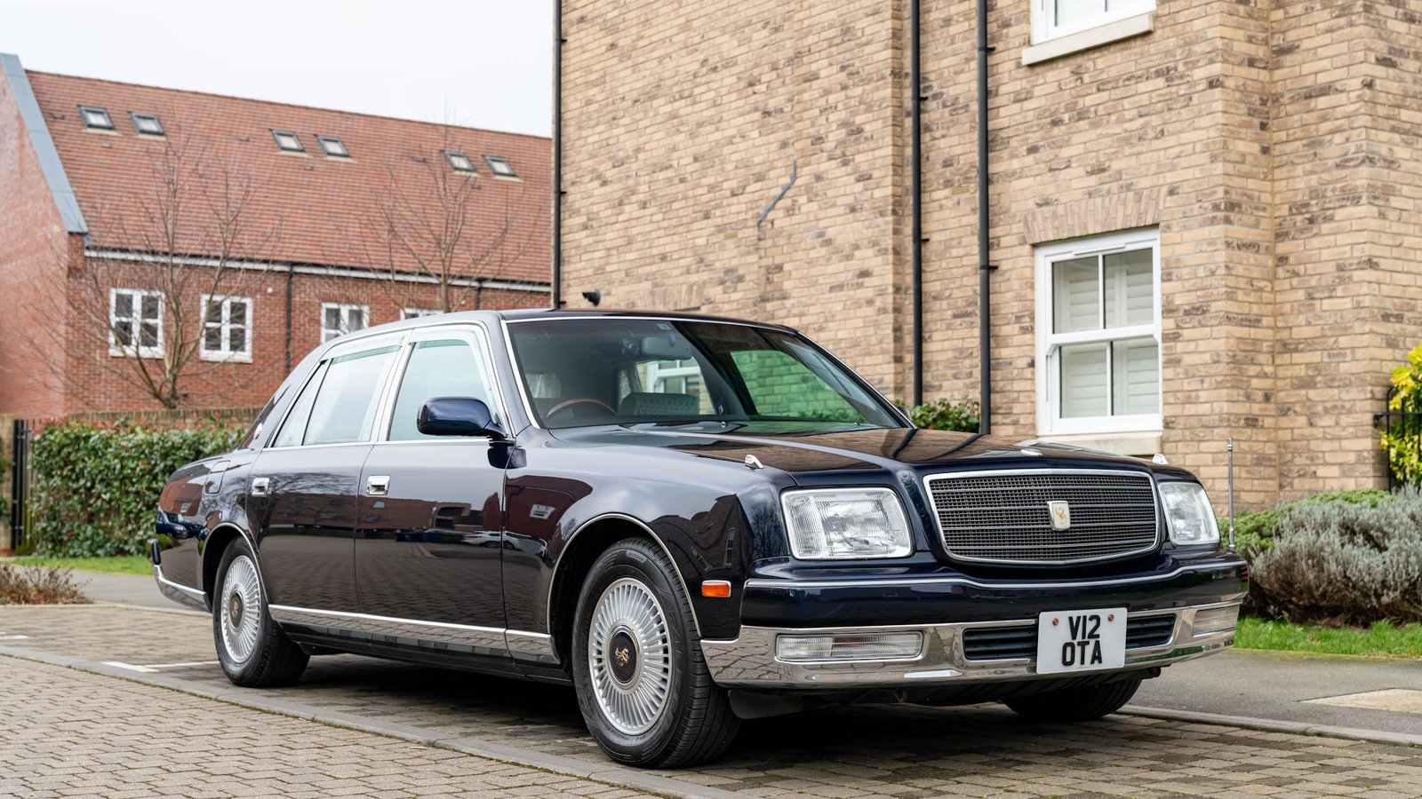 Toyota Century - front
