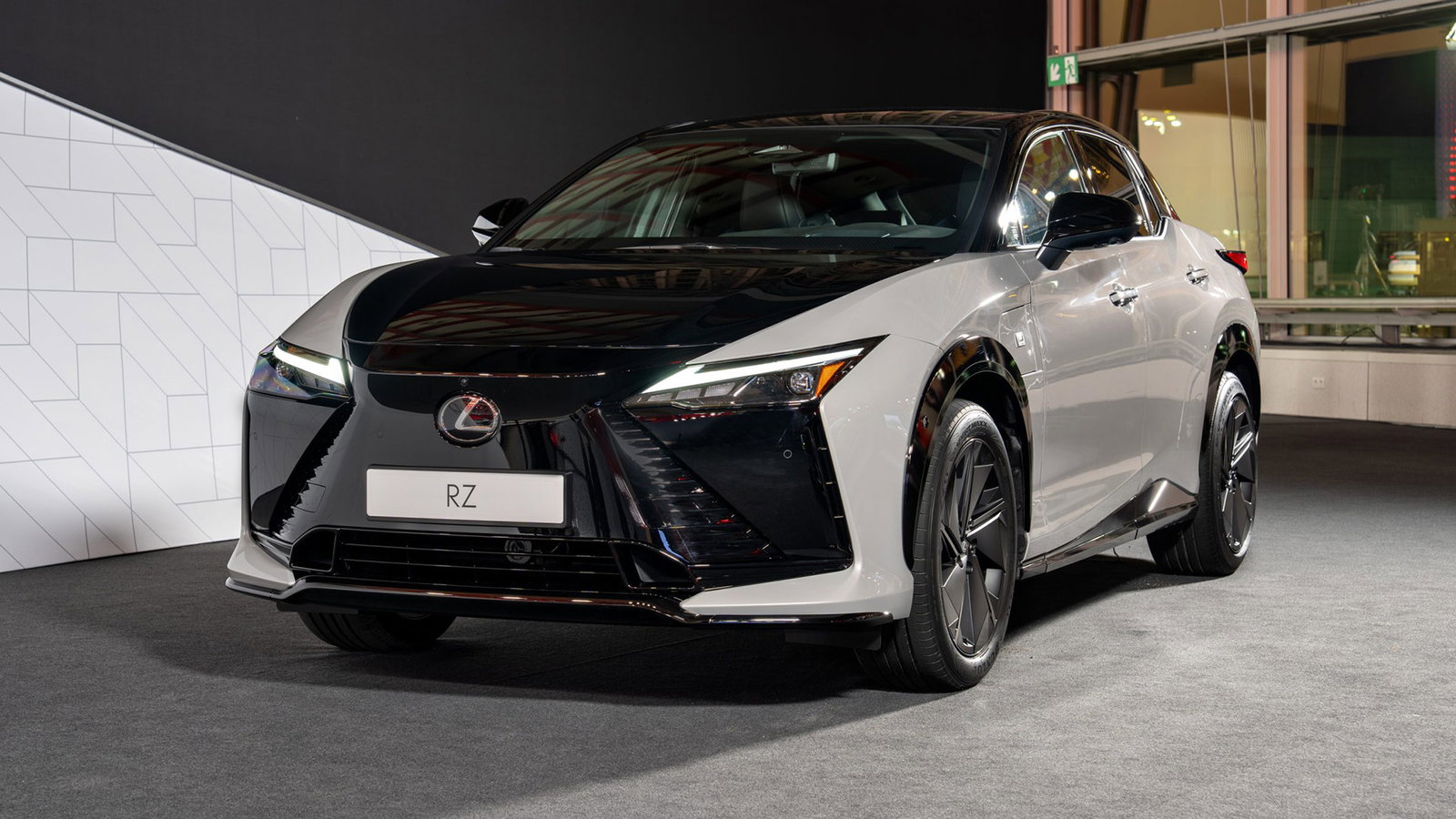 Lexus RZ, front