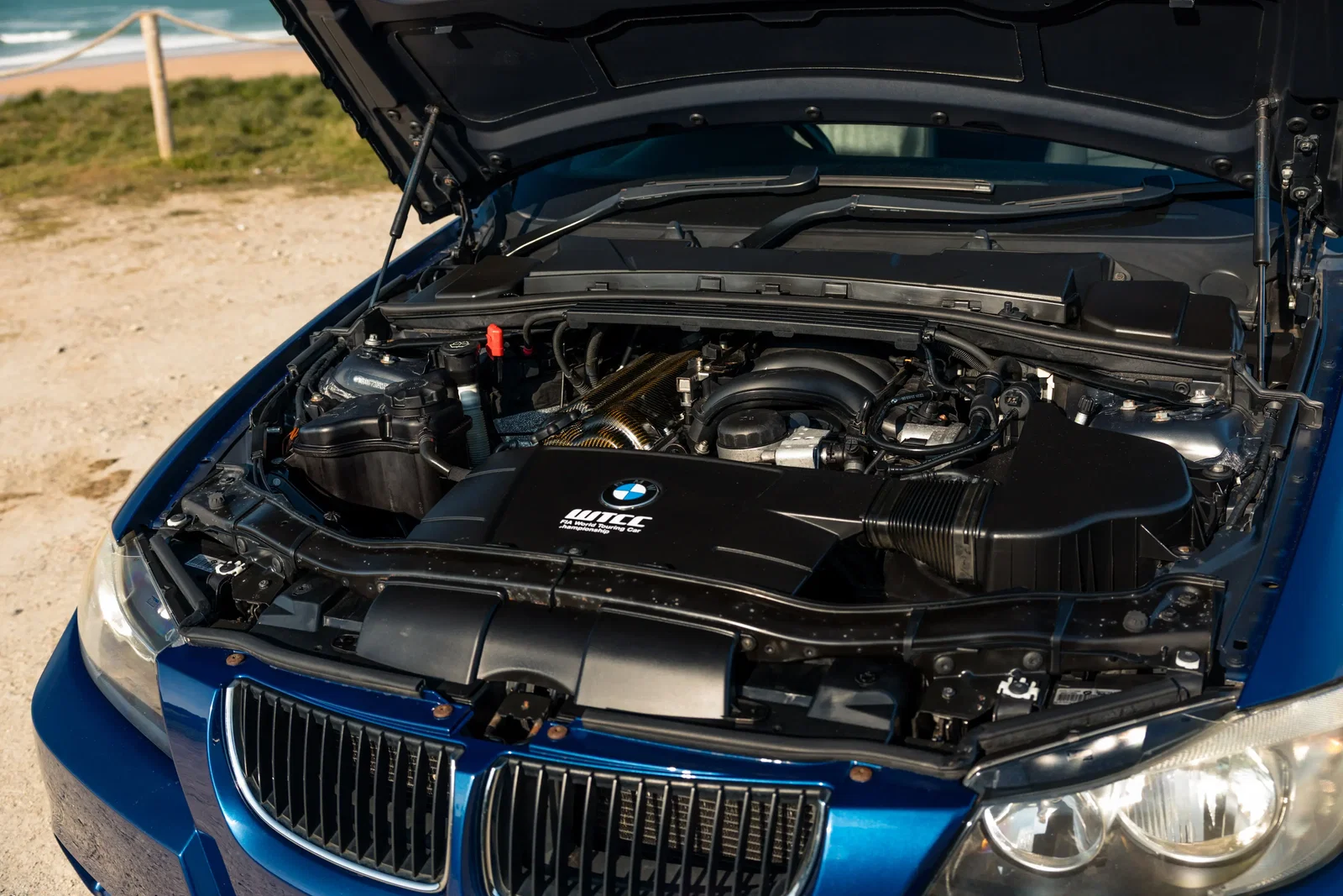 BMW 320si - engine bay