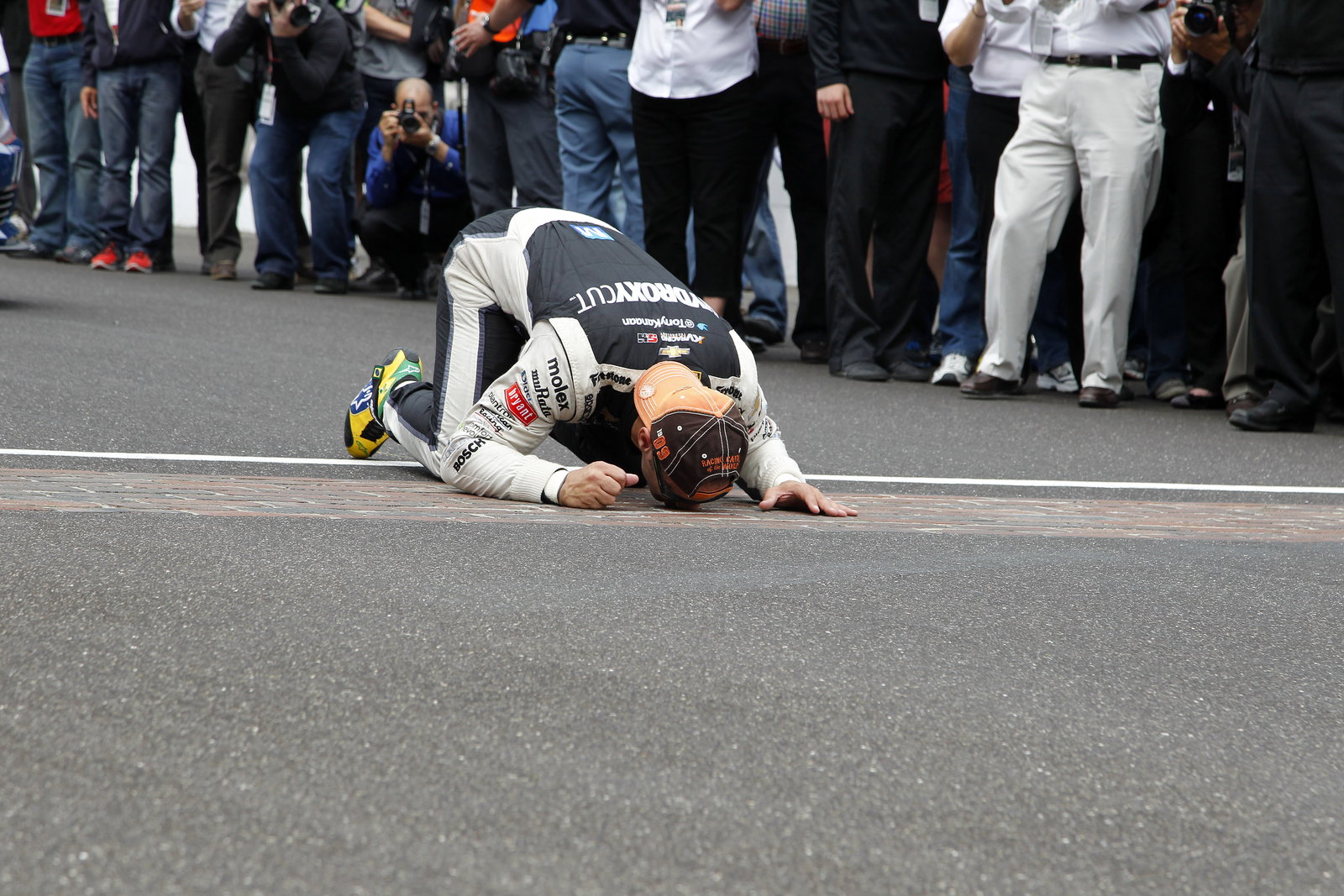 2013 winner Tony Kanaan kisses the bricks