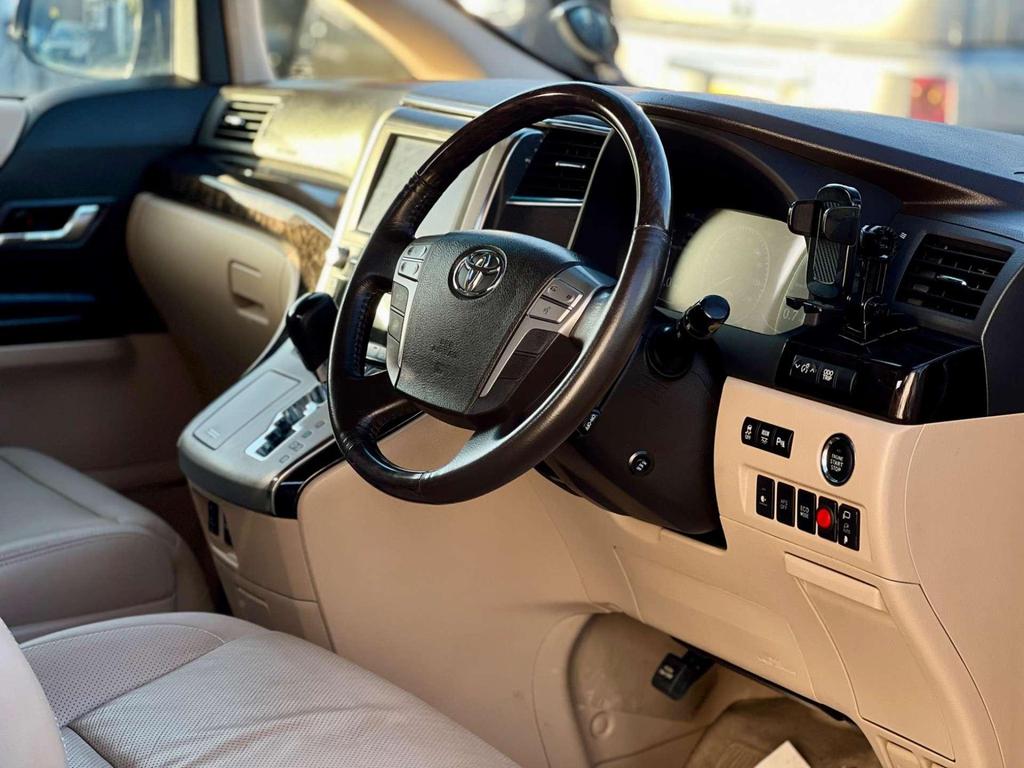 Toyota Vellfire Royal Lounge - front seats