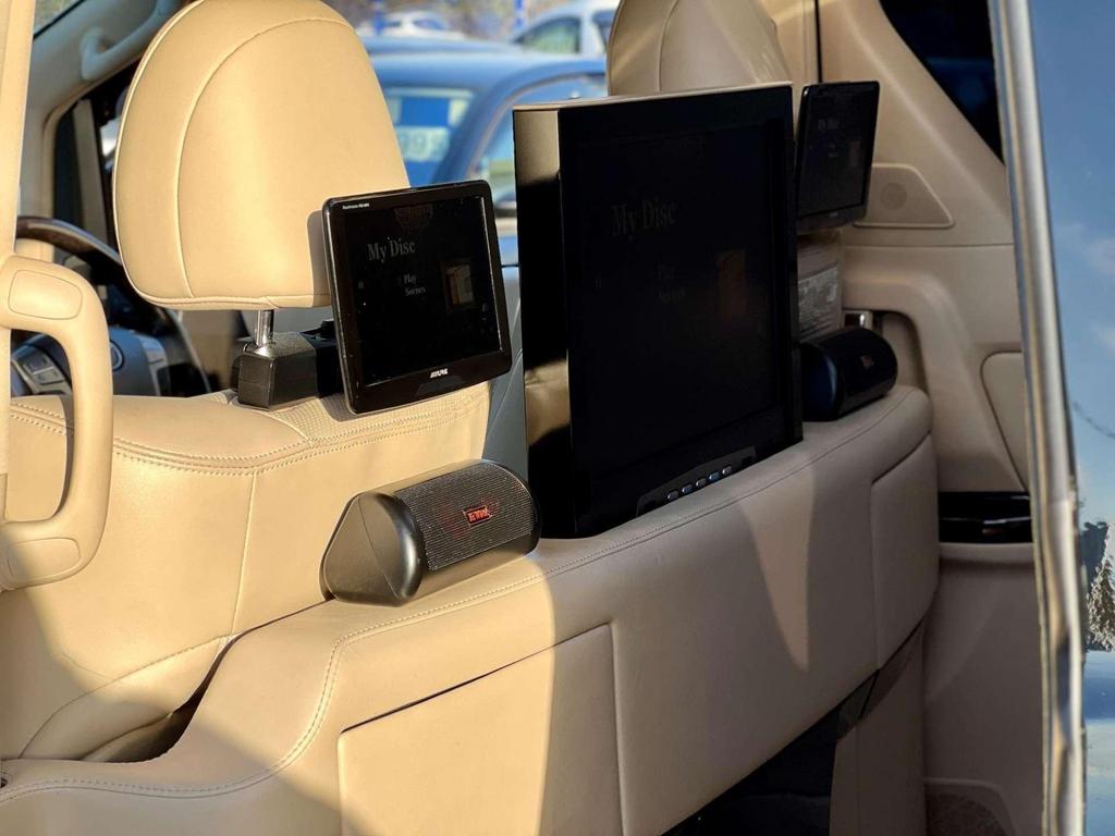 Toyota Vellfire Royal Lounge - interior detail