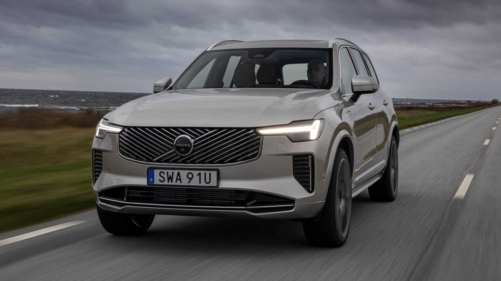Volvo XC90 - front, driving