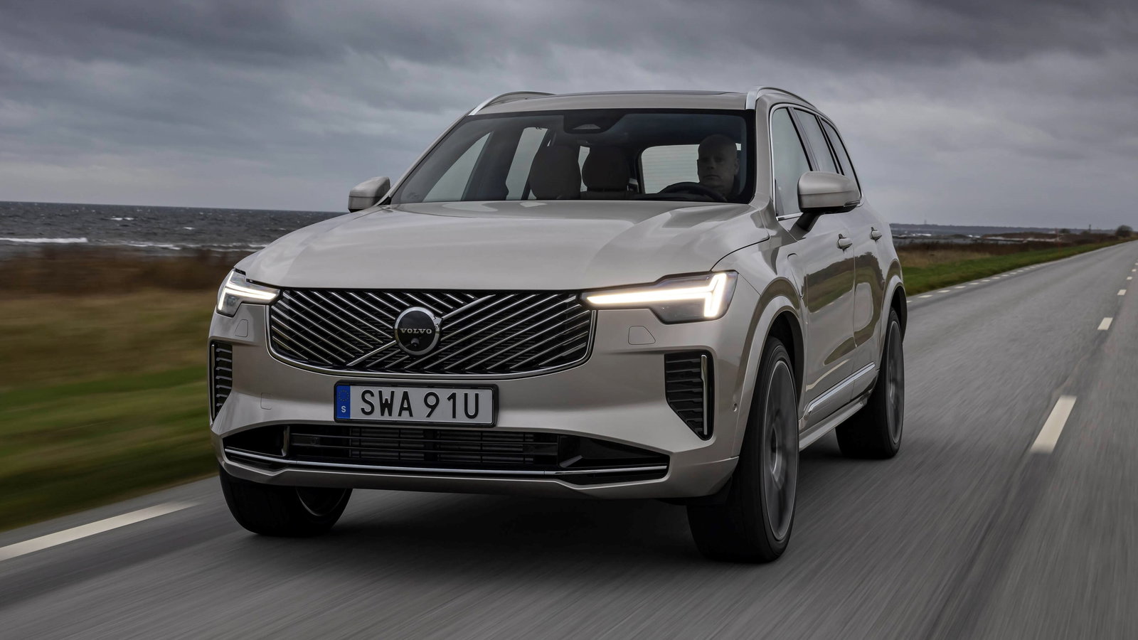 Volvo XC90 - front, driving