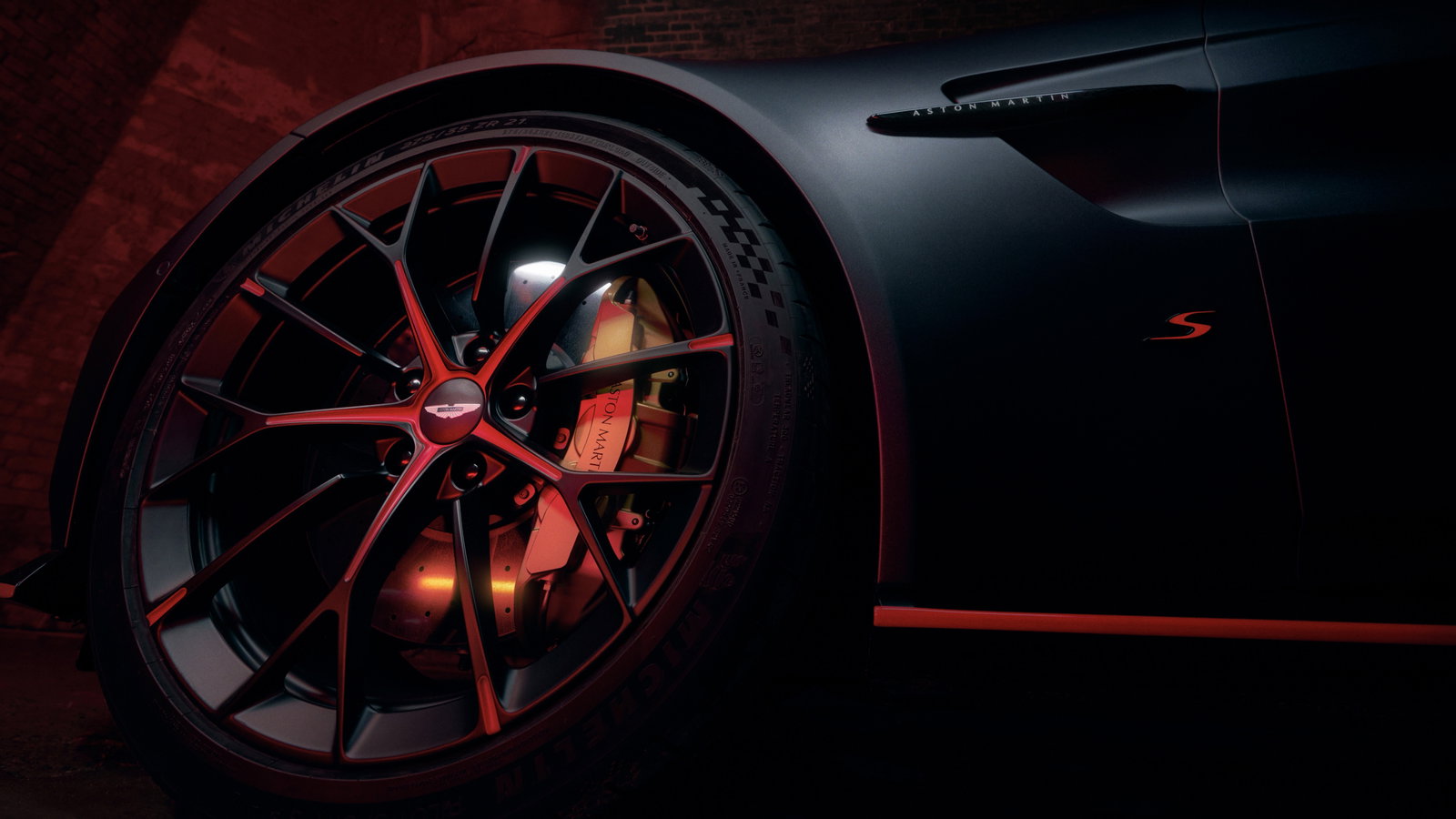 Aston Martin Vantage S - side detail