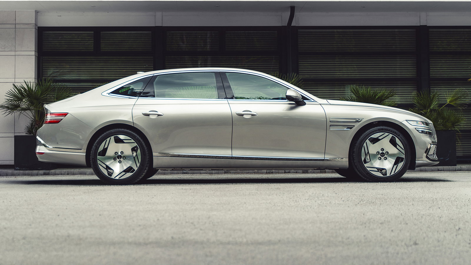 Genesis Electrified G80, side