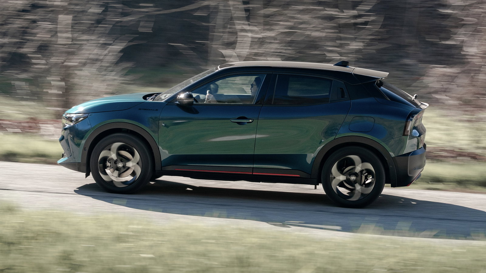 Alfa Romeo Junior Ibrida - side, driving