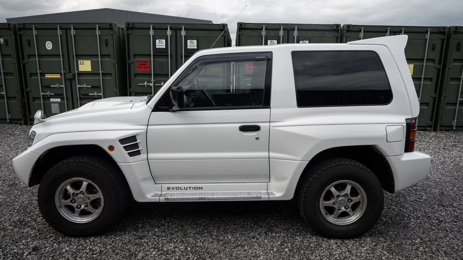 Mitsubishi Pajero Evolution - side