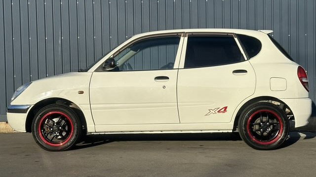 Daihatsu Storia X4 - side