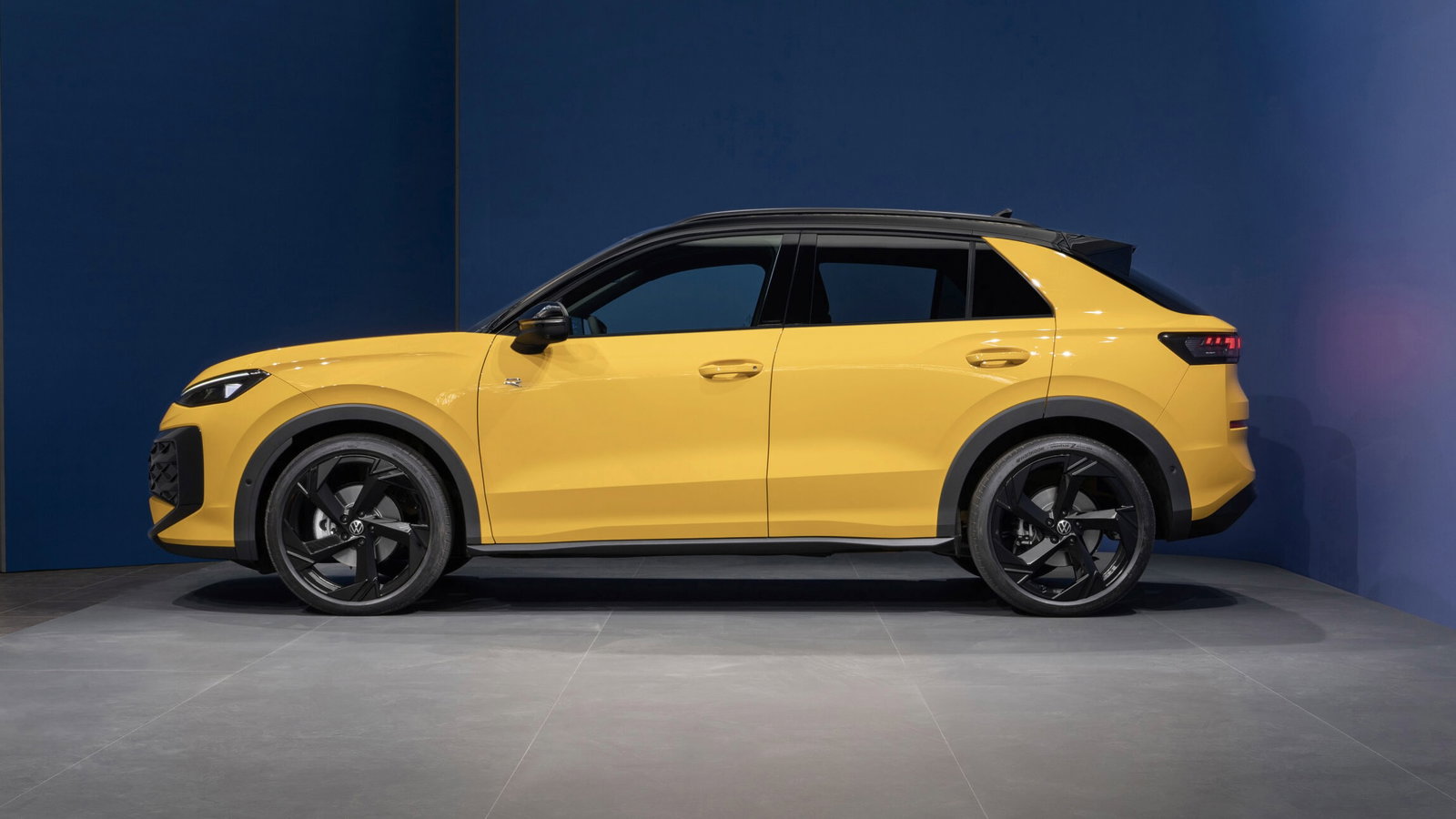 VW T-Roc - side
