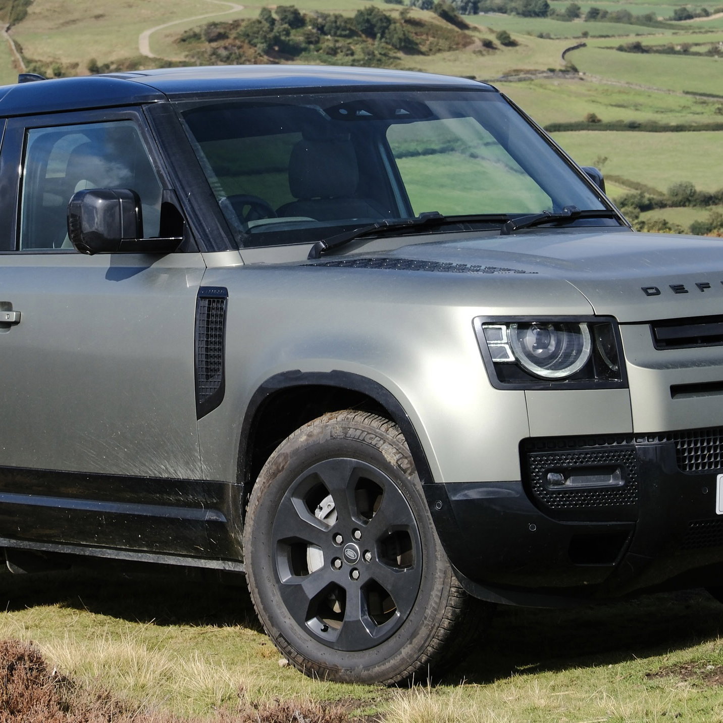 Land Rover Defender 90 - front, static