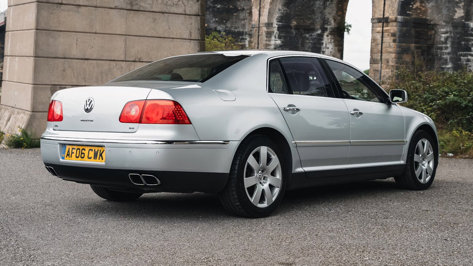 W12 Volkswagen Phaeton, rear
