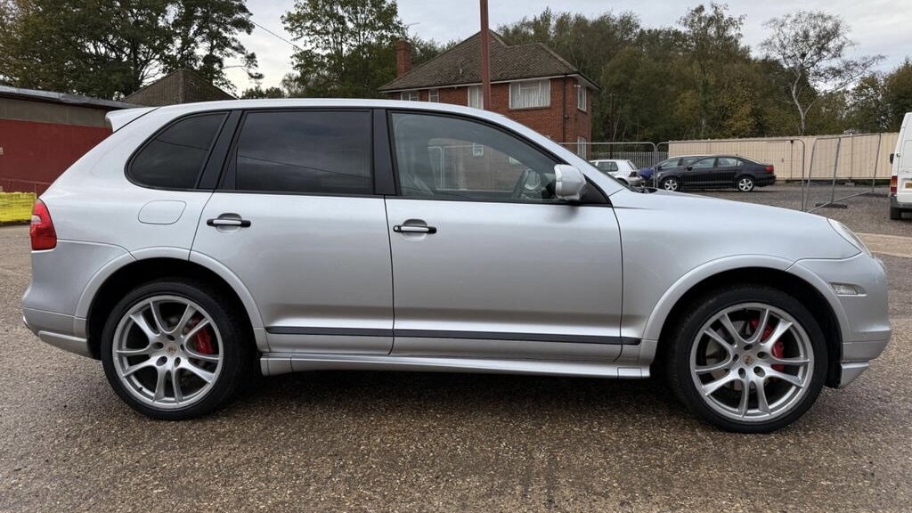 Porsche Cayenne GTS - side