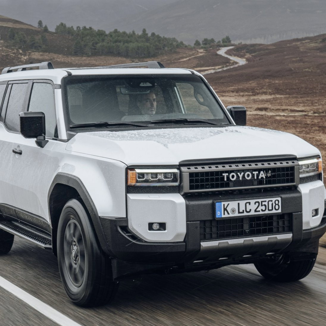 Toyota Land Cruiser - front