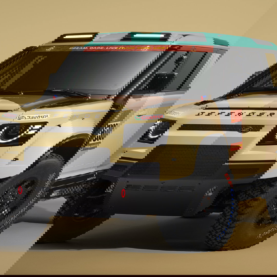 Defender Dakar D7X-R, front 3/4