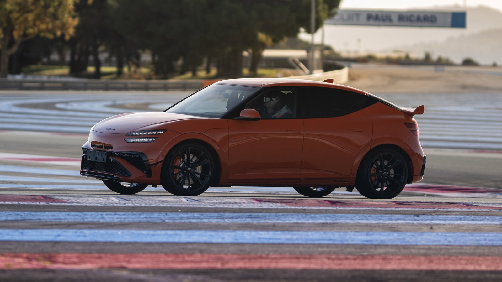 Genesis GV60 Magma - side