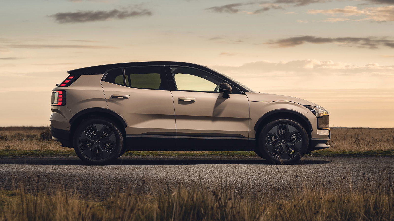 Volvo EX30 Cross Country - side, static