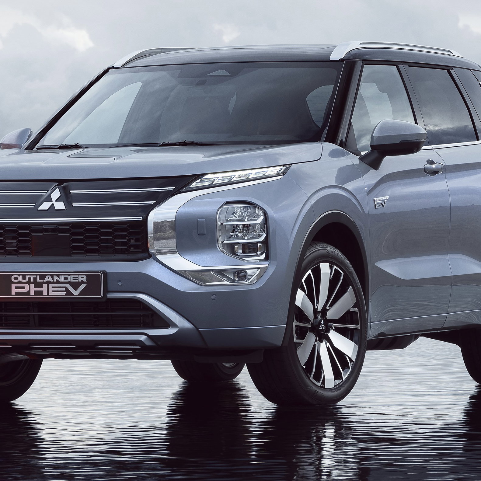 Mitsubishi Outlander PHEV - front
