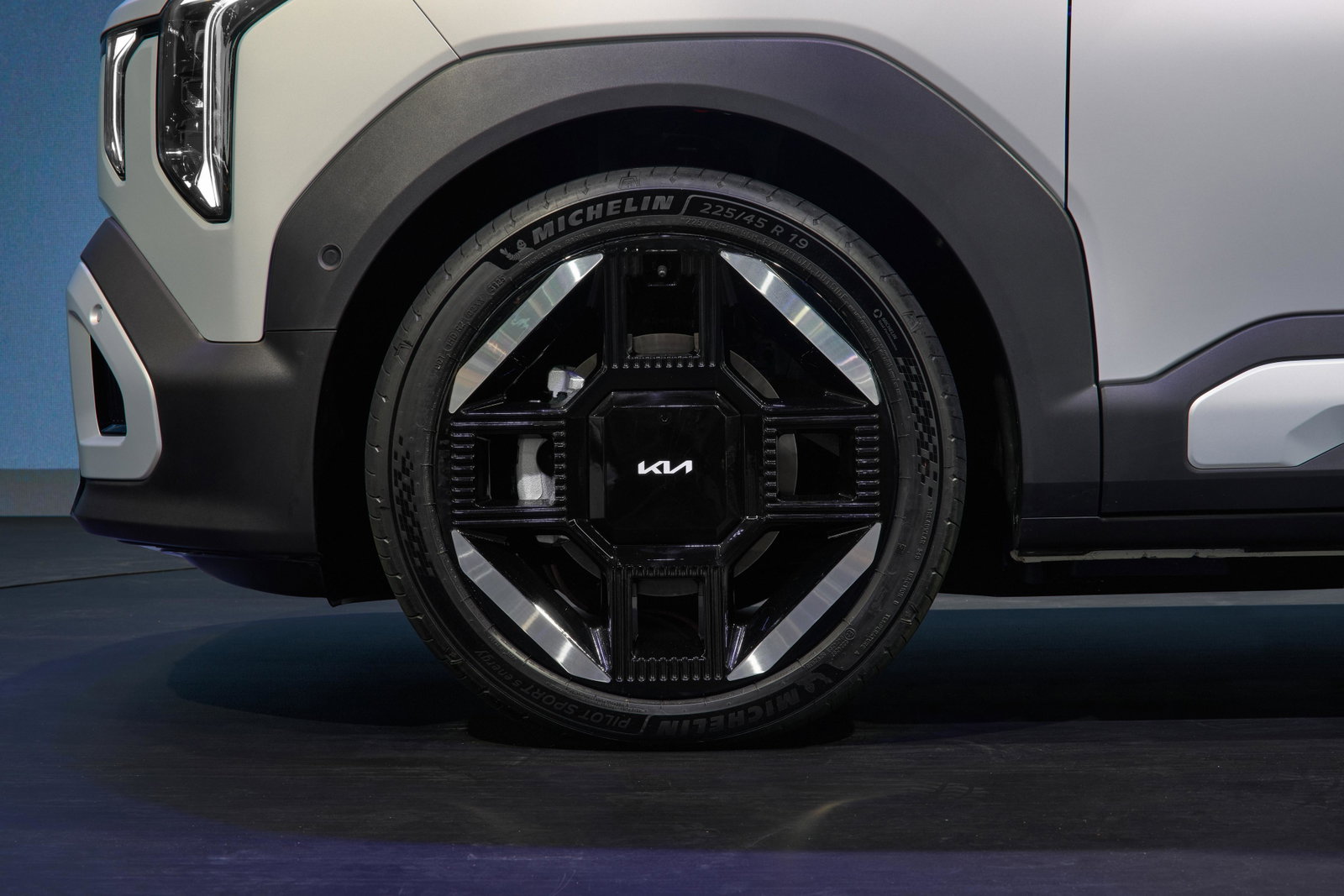 Battery-wise, there’s a 42.2kWh standard-range version with an estimated max range of 197 miles