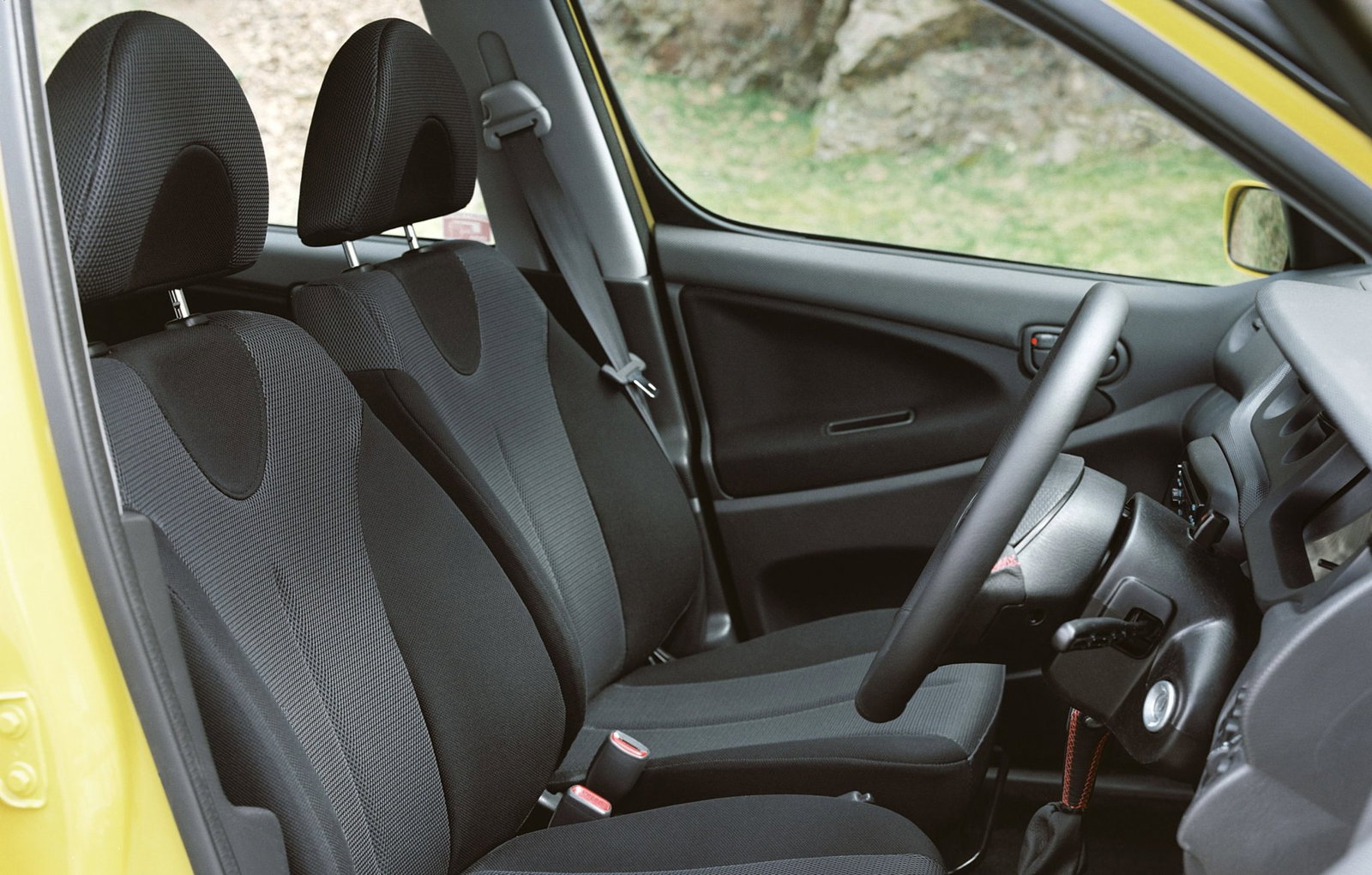 Daihatsu YRV Turbo 130 - interior