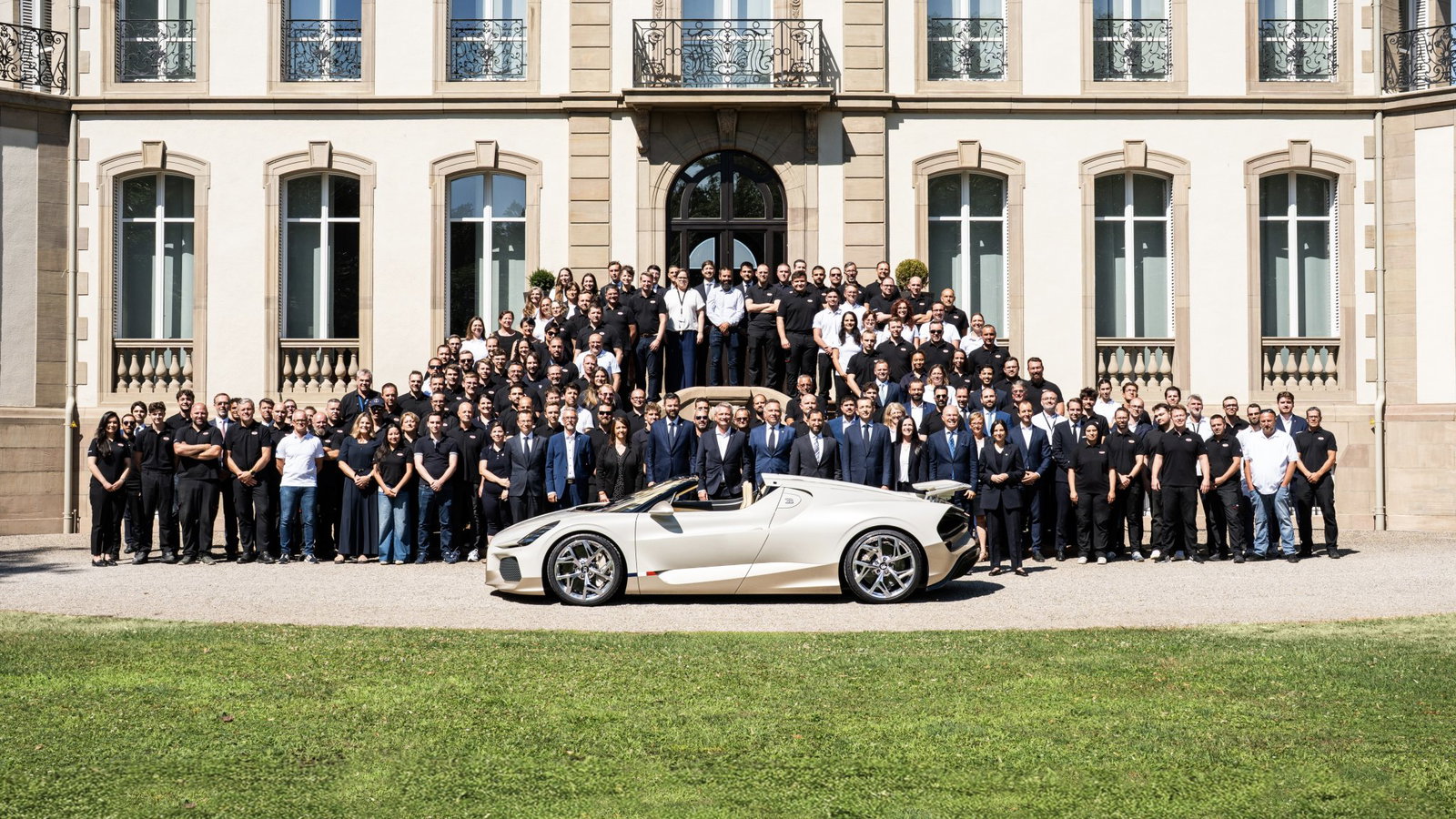 Final Bugatti Mistral - side, with Bugatti team