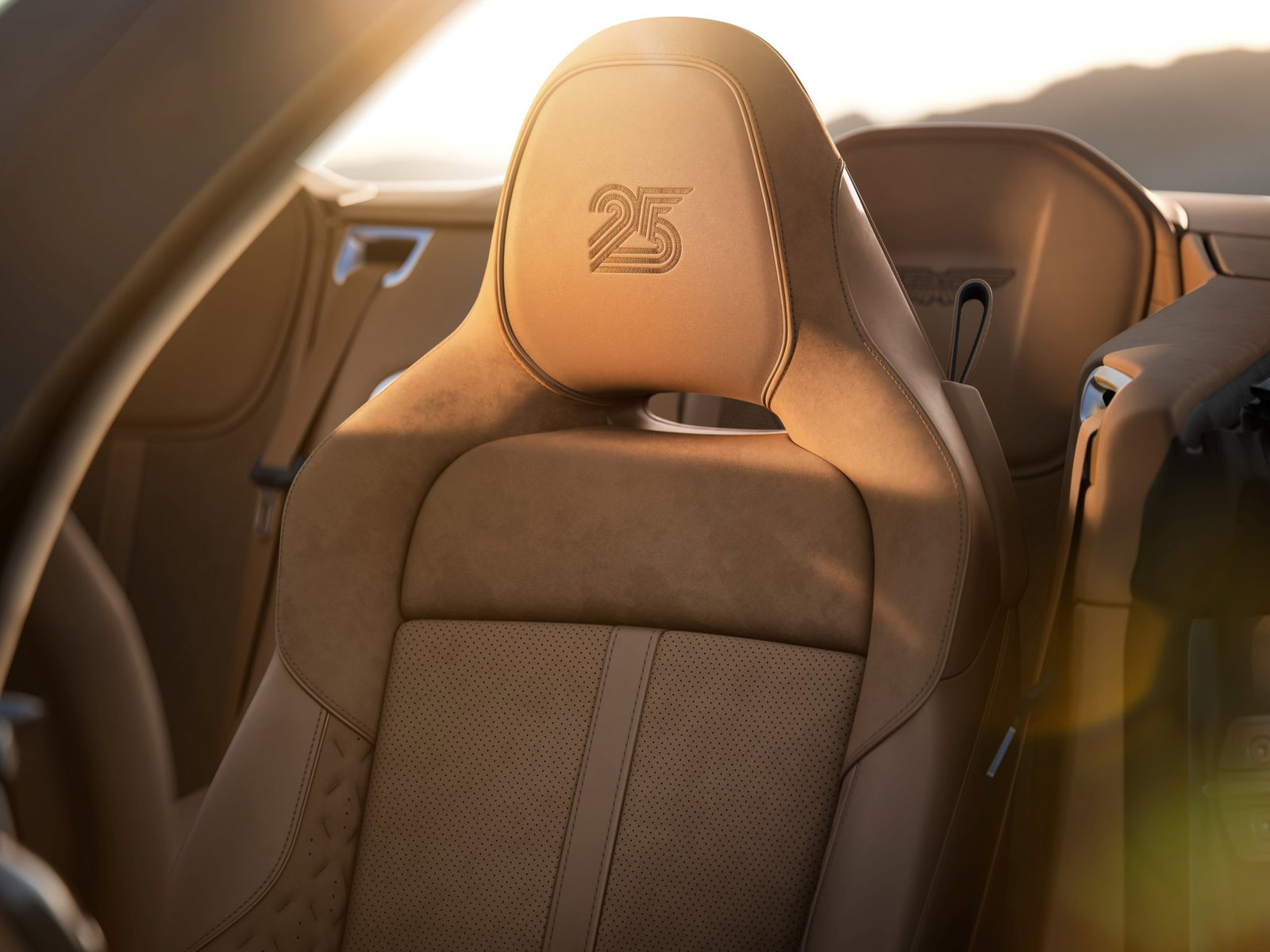 Aston Martin Vanquish 25 Volante - interior