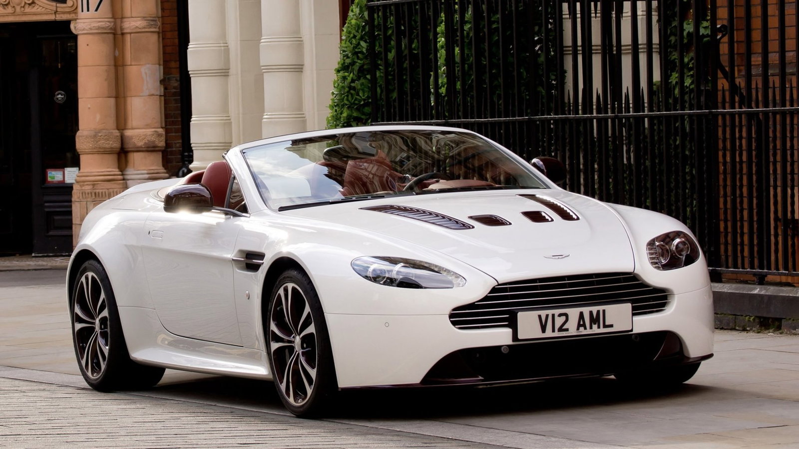 Aston Martin V12 Vantage Roadster