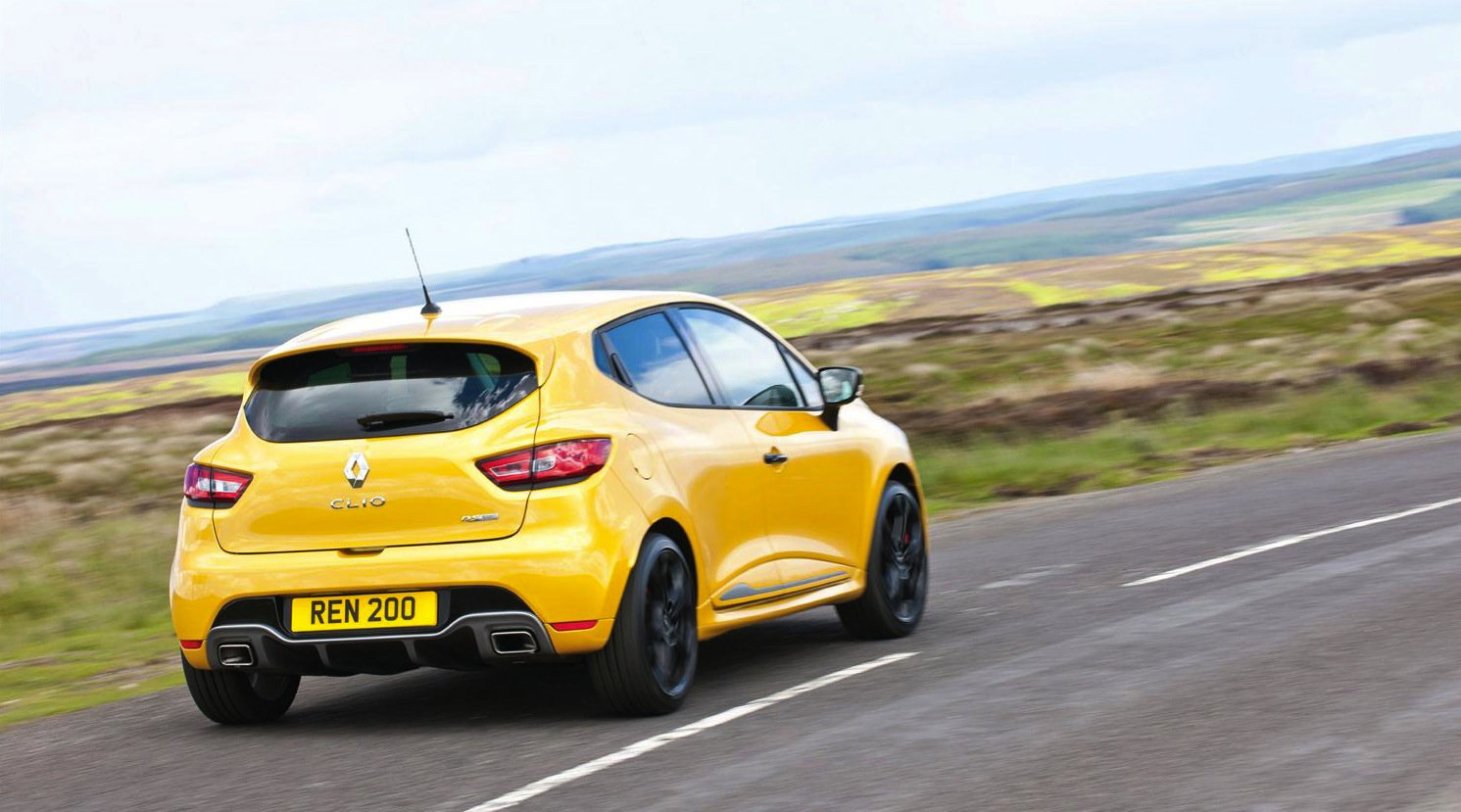 The Clio RS is a looker, but if it were us, we'd choose a slightly more vibrant colour than black...
