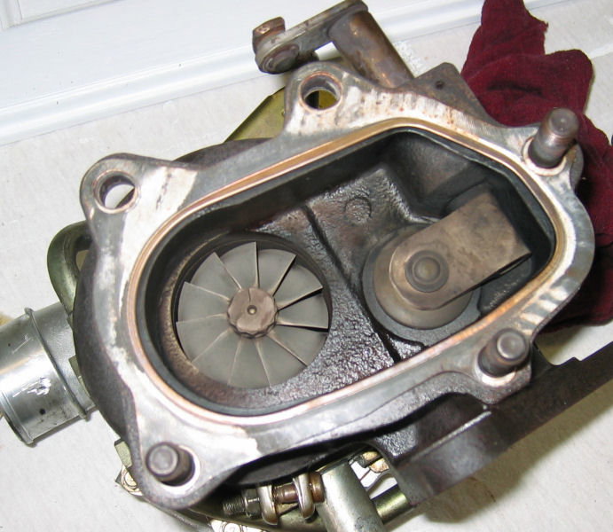The valve to the right of the turbine opens to allow exhaust gases to pass through - this is an internal wastegate.