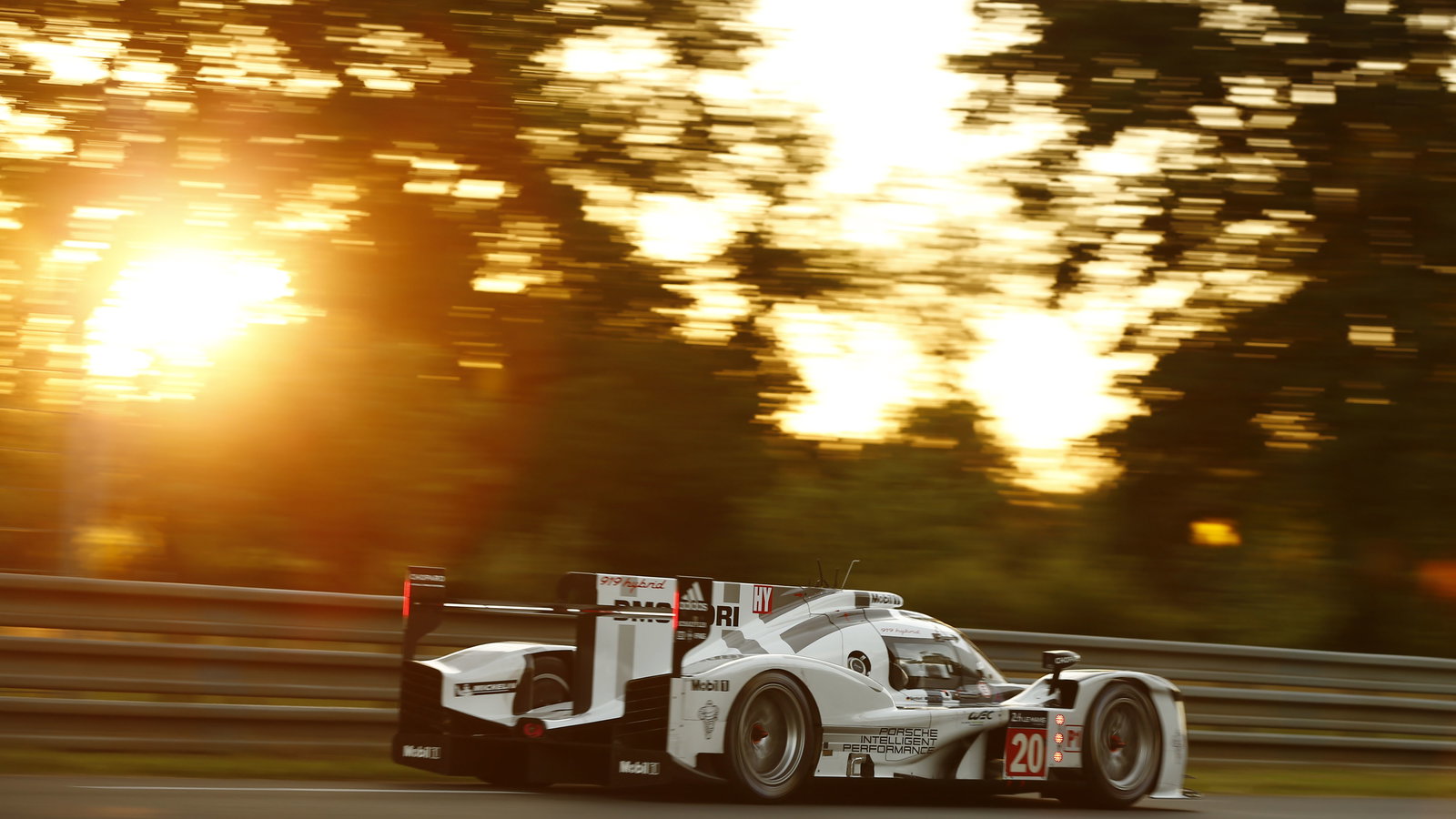 This Gorgeous Porsche 919 Le Mans Pic Is The Best Way To Give Your Desktop A Motorsport Makeover