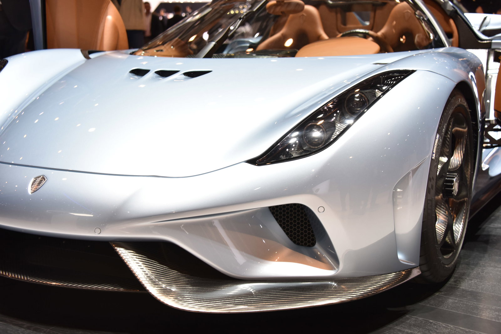 It has a new style of one-speed transmission called Koenigsegg Direct Drive